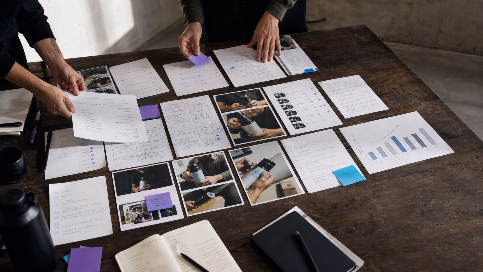 Equipo organizando preguntas, storyboards, demostraciones y métricas para una estrategia de contenido