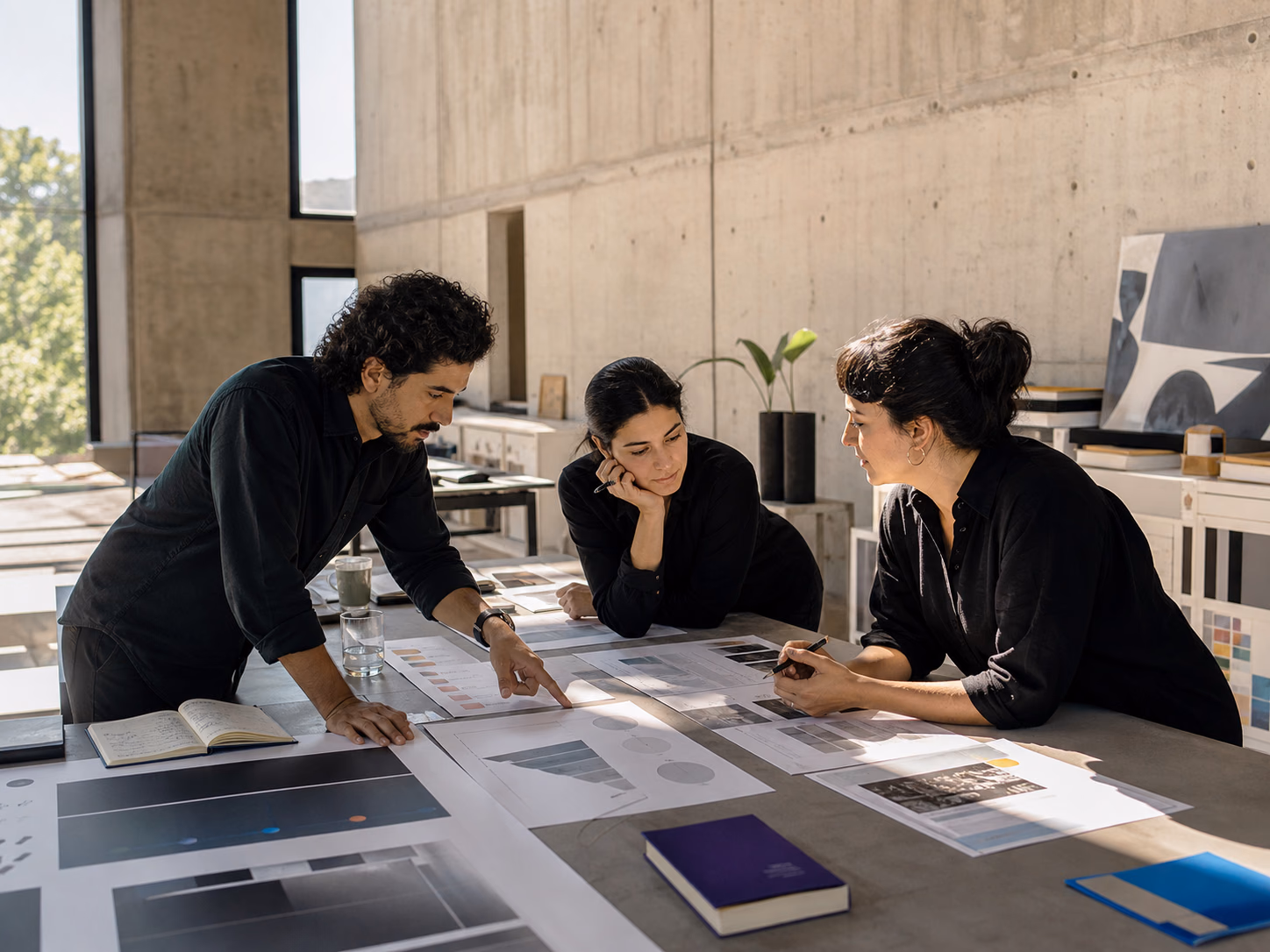 Equipo organizando prioridades, canales y métricas de un plan de marketing digital
