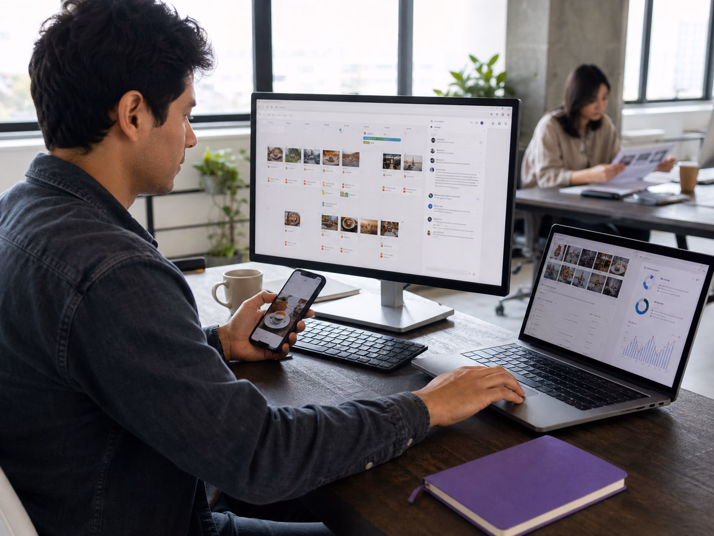 Especialista revisando un calendario de TikTok y métricas de contenido en varias pantallas